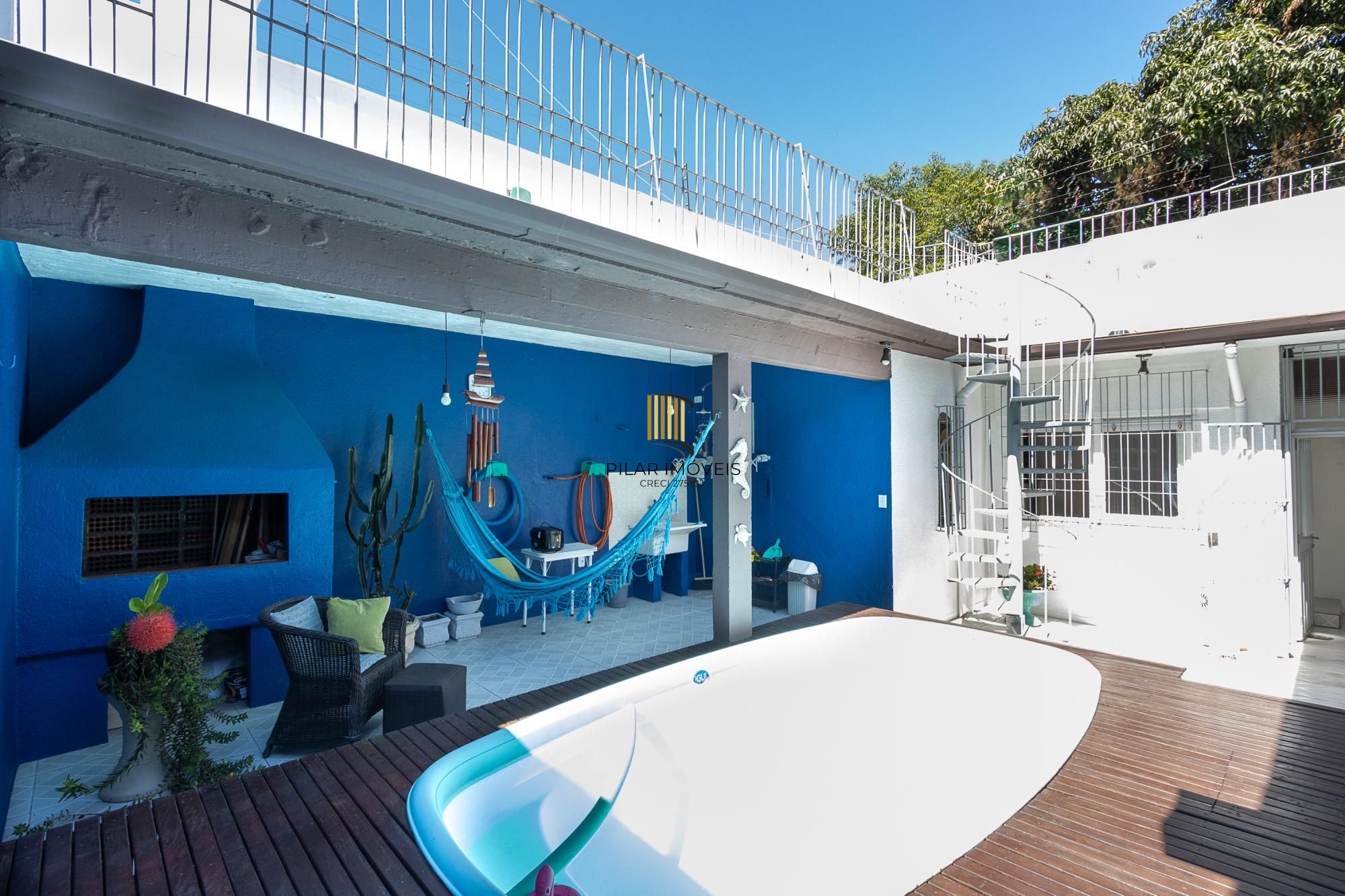 Casa de alvenaria, 4 dormitórios, 2 suítes, bairro Cristal.