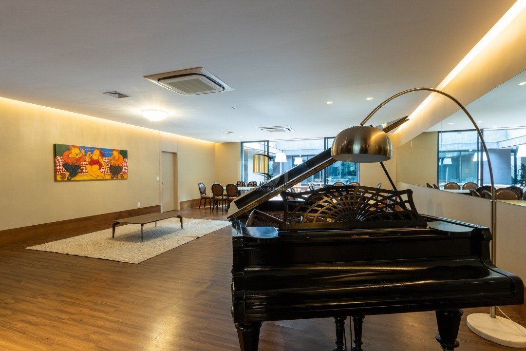 Apartamento mobiliado, com cerca de 256,42m² privativos e com 3 suítes,