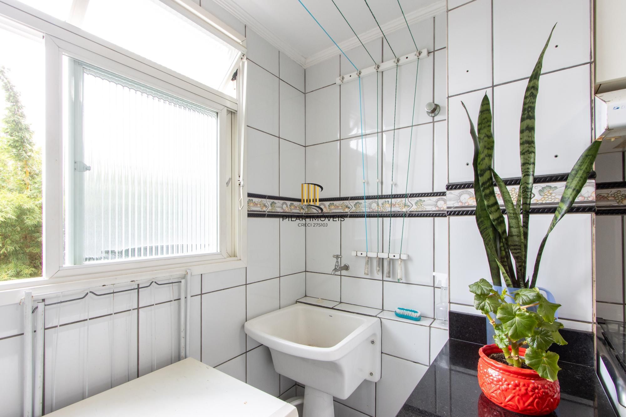 Apartamento de 2 quartos, living, cozinha planejada, área de serviço e 1 vaga.