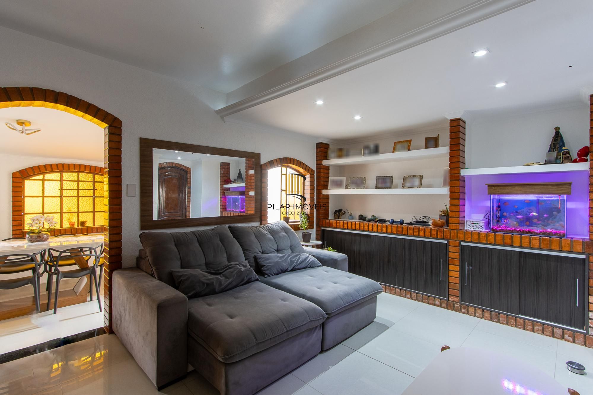 Casa de 4 dormitórios, 2 suítes, piscina, pátio e 2 vagas de garagem.