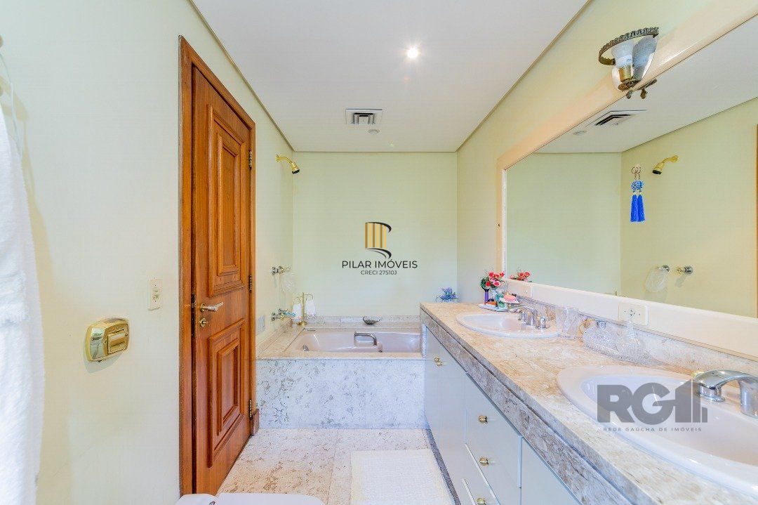 Apartamento 4 dormitórios no bairro Moinhos de Vento