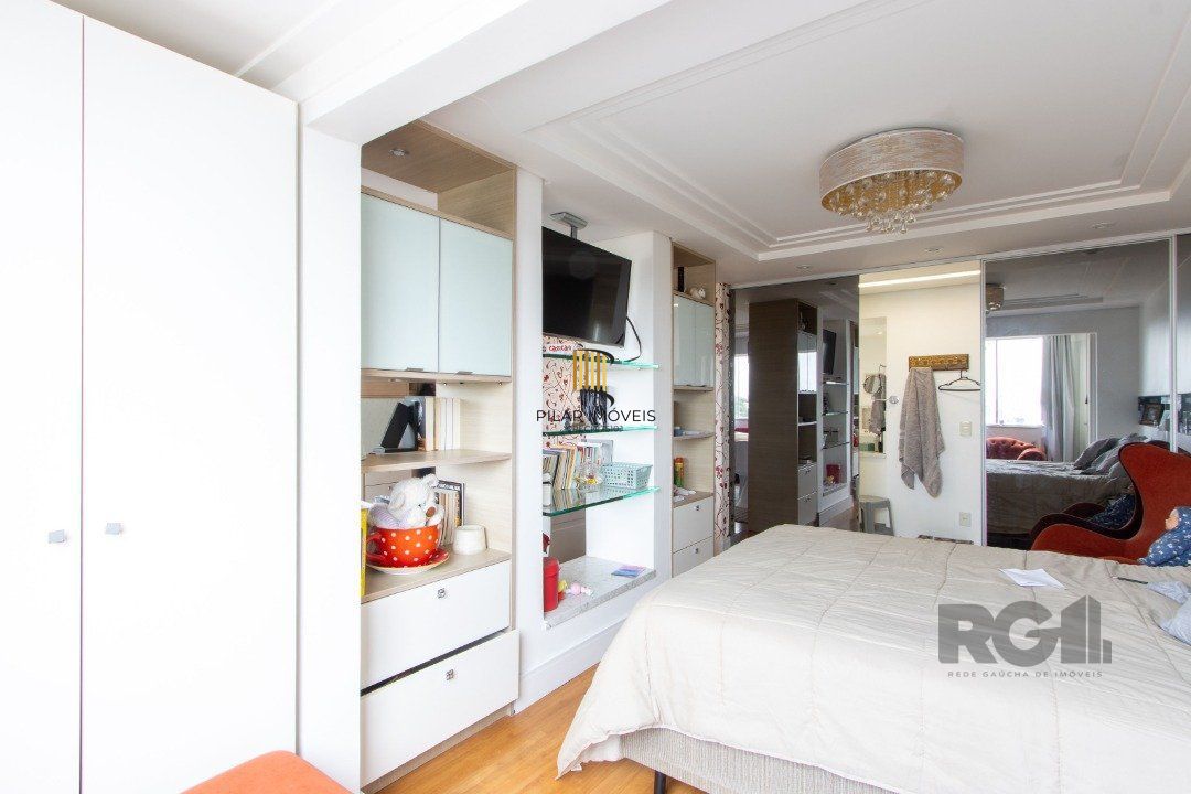 Casa em condominio . com 6 suites, sendo 3 suítes master com closet e hidro.