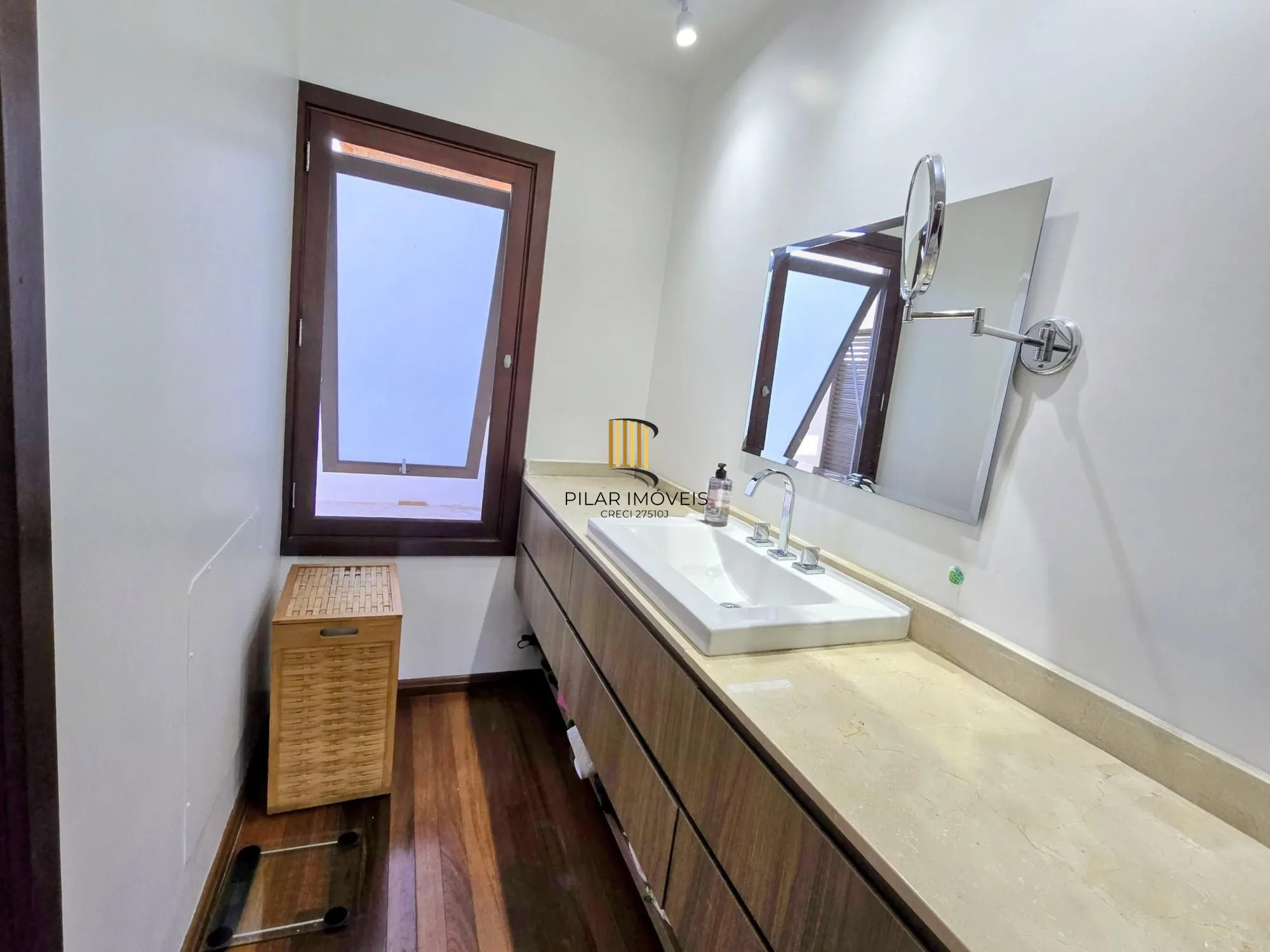Casa no Condominio Terra Ville.  3 suites, com fundo para o lago.