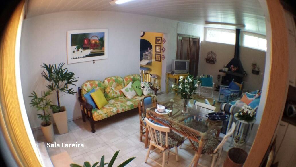 Ótima casa 3 dormitórios sendo 1 suíte e Salão de Festas