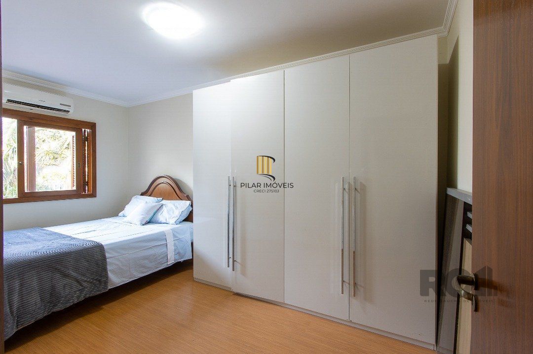 Casa para Venda - 300m², 5 dormitórios, sendo 1 suites, 4 vagas - Portal do Guarujá