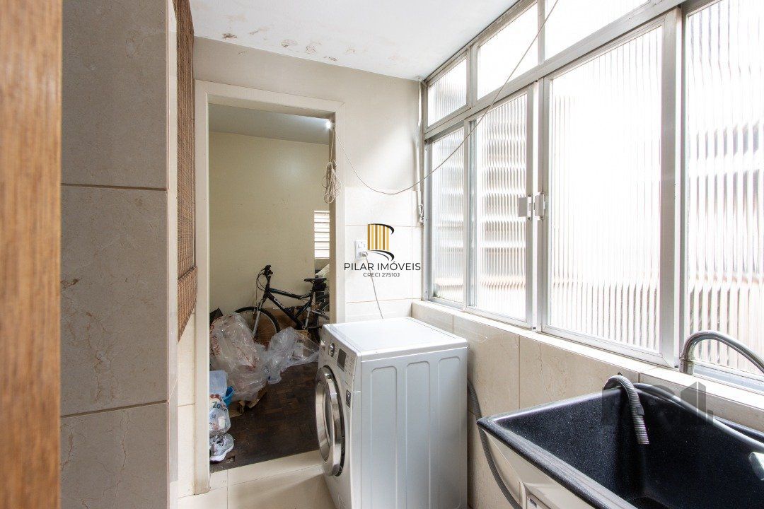 Apartamento com 70m² de área privativa, possui 3 dormitórios, sala para 2 ambientes, banheiro social, cozinha com móveis planejados e área de serviço.
