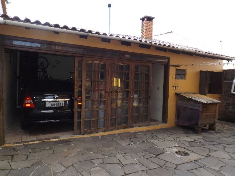 Casa para Venda - 250m², 3 dormitórios, sendo 3 suites, 7 vagas - Medianeira