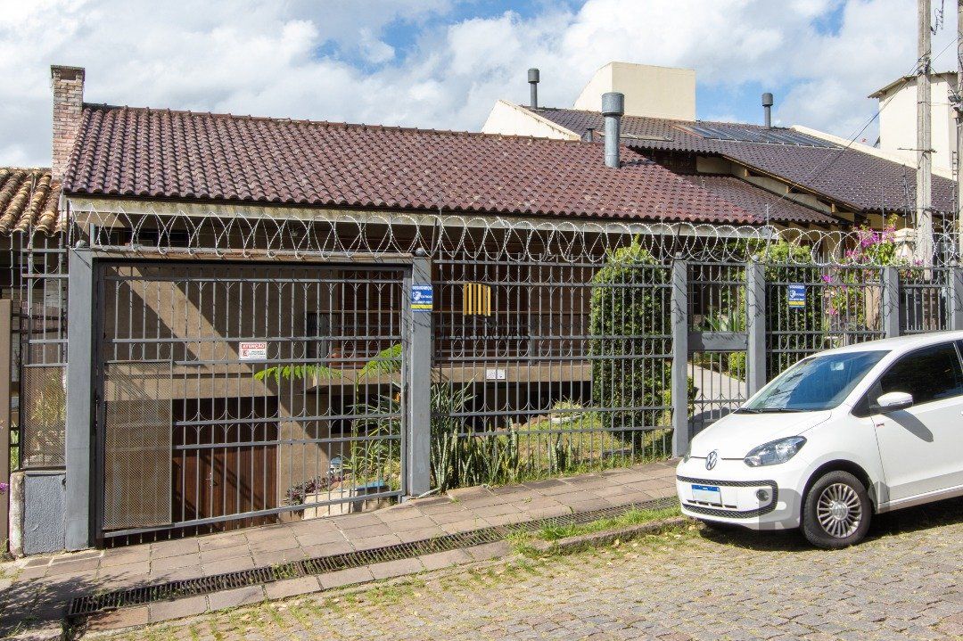 Casa 3 dormitórios no bairro Medianeira