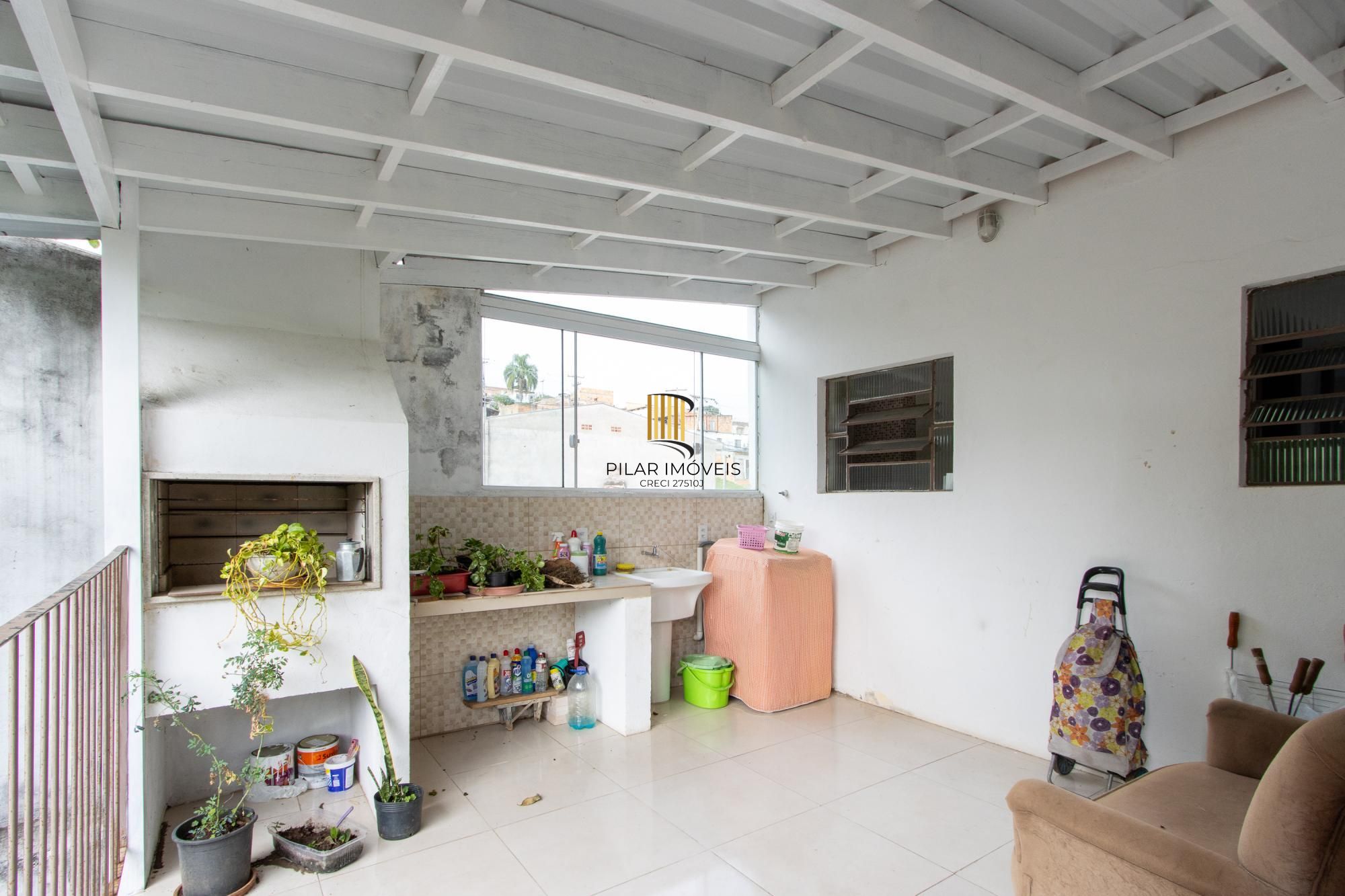 Casa ampla de 2 pavimentos com 4 dormitórios, 1 suite e 4 vagas no bairro Santa Tereza!