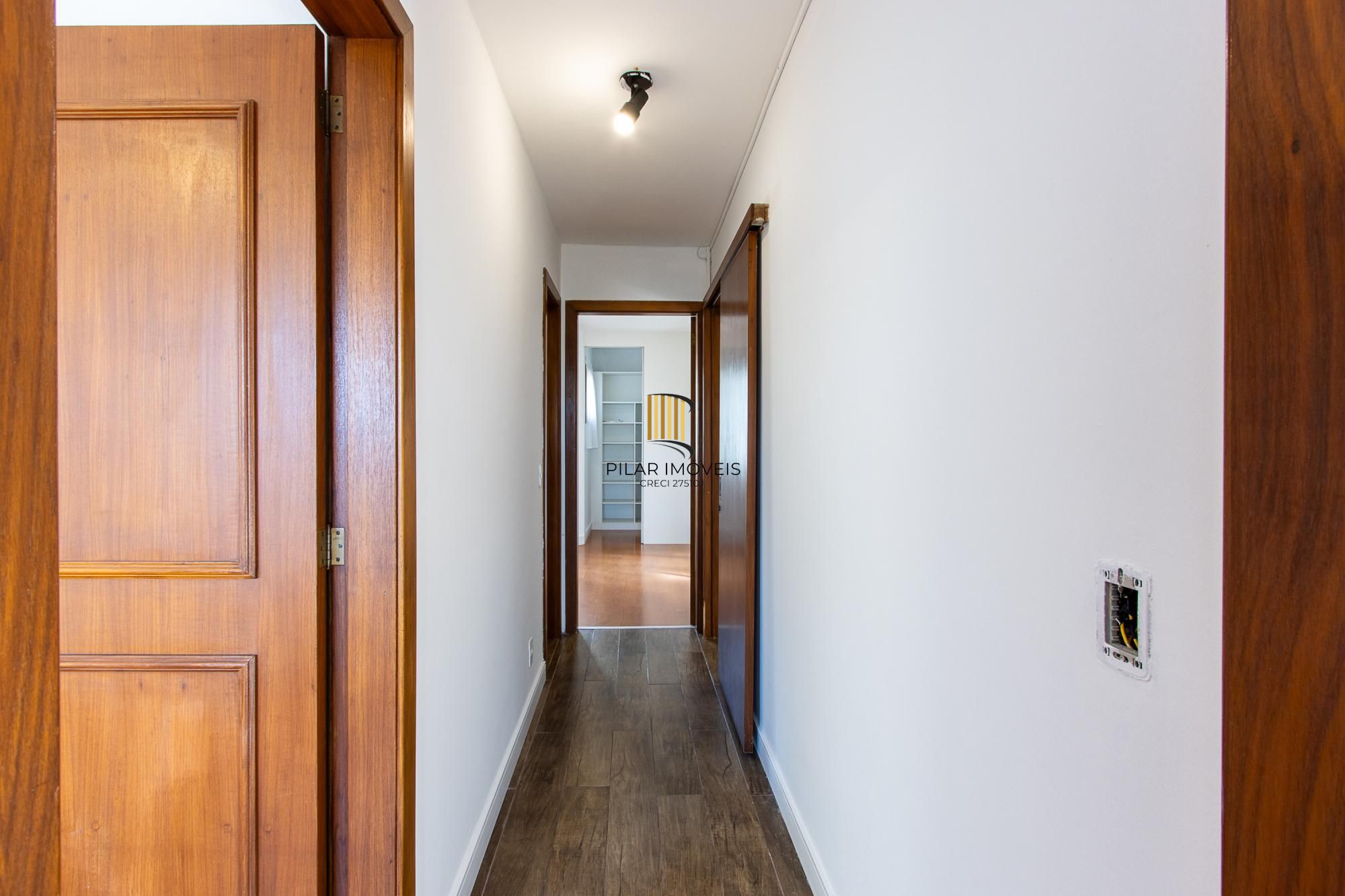 Apartamento com 114.02m², 3 dorm, Petrópolis com lareira e churrasqueira