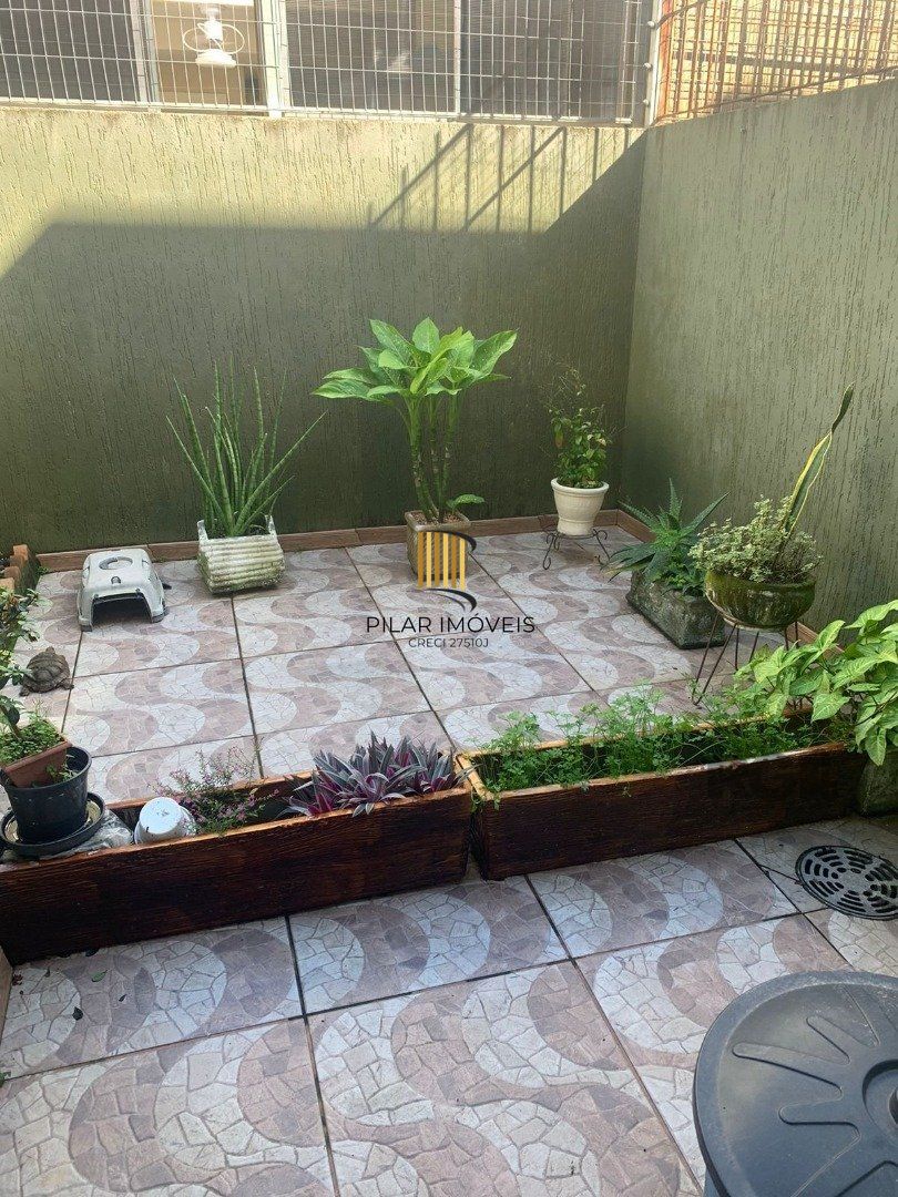 Casa 3 dormitórios no bairro Hípica