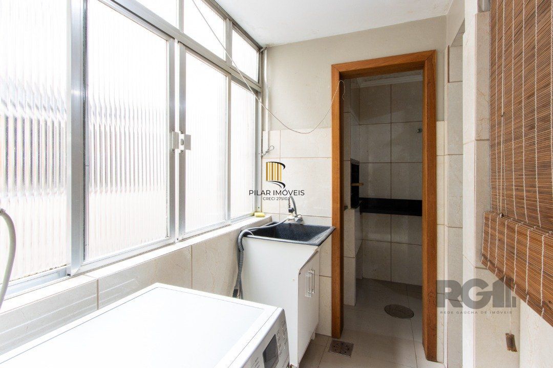 Apartamento com 70m² de área privativa, possui 3 dormitórios, sala para 2 ambientes, banheiro social, cozinha com móveis planejados e área de serviço.