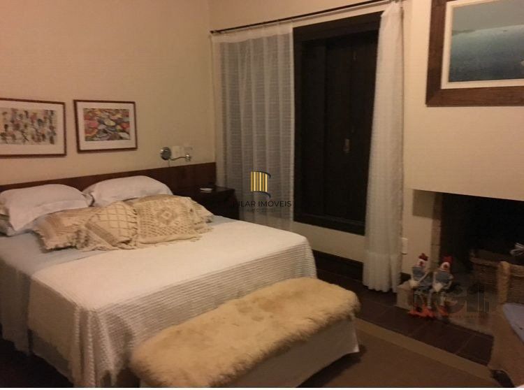 Casa com  griffe, no Condomínio Carmel, no coração do litoral norte, juntinho à Central de Atlântida,  entre bosques e ares de serra.