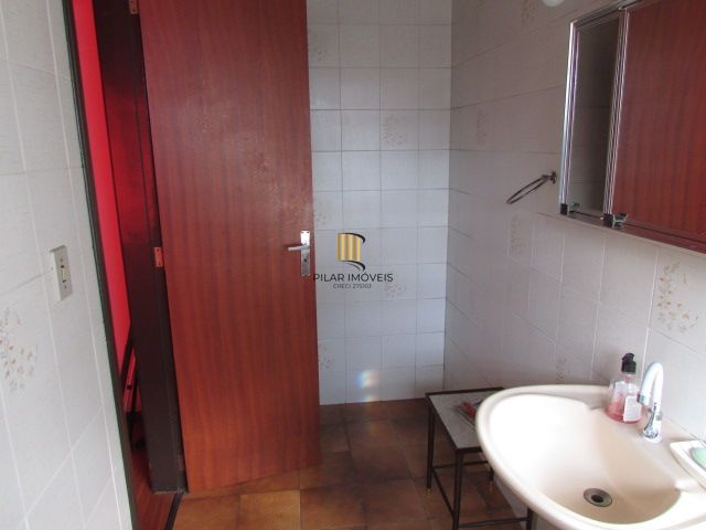 Casa térrea, com 3 dormitórios, 1 suíte, no bairro Nonoai.