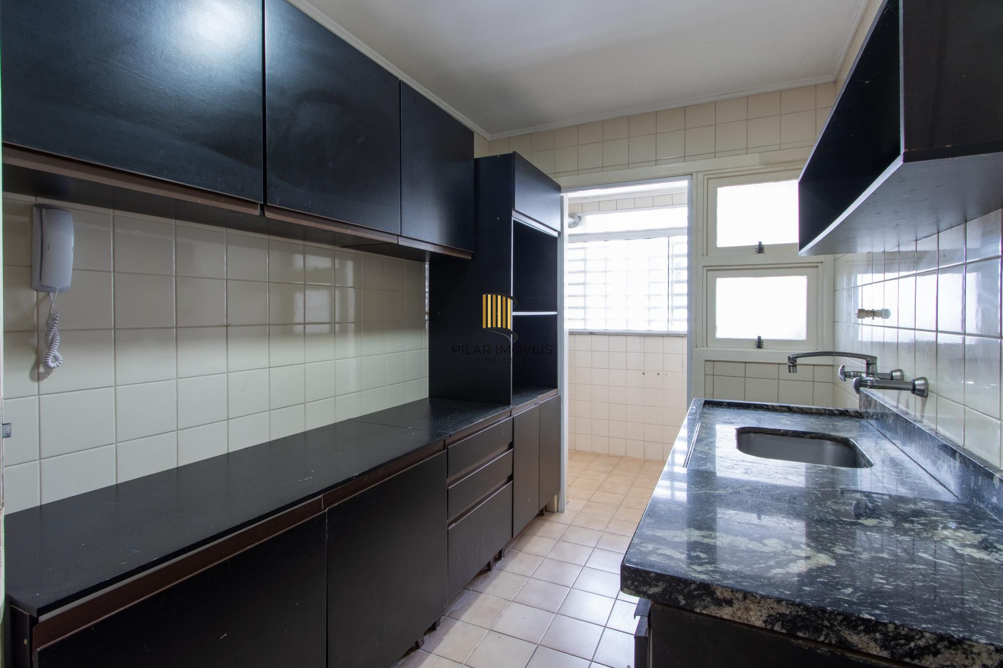 Cobertura com 137m², no Bairro Cristal, de 2 dormitórios, sento uma suíte, ampla sacada, churrasqueira, vista panorâmica, vaga coberta.