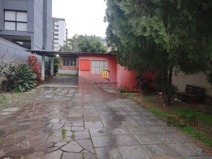 Casa de 2 quartos, com edícula, próximo a Av. Wenceslau Escobar