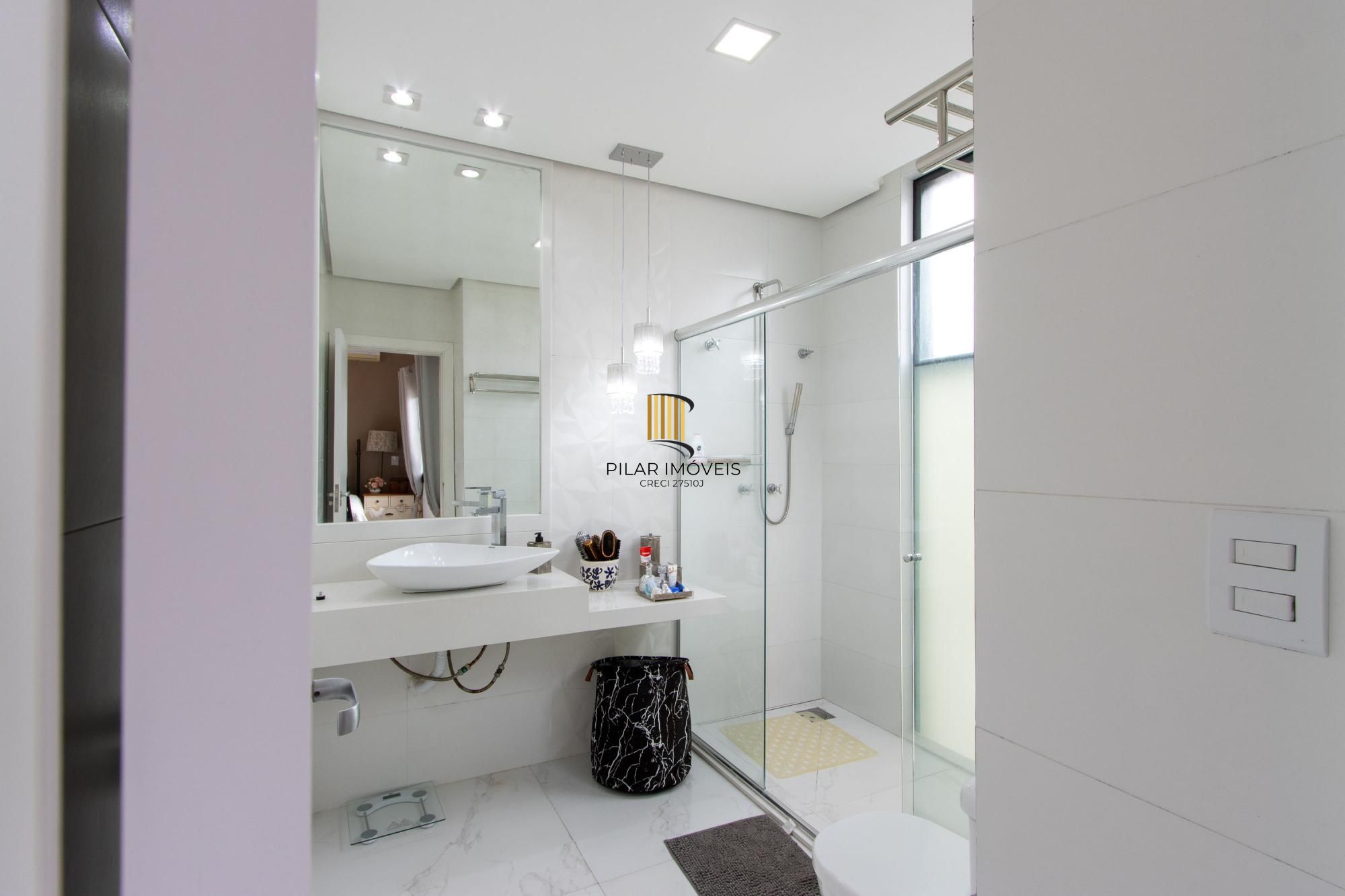 Excelente casa de alvenaria, 4 dormitórios, 2 suítes e 2 vagas de garagem.