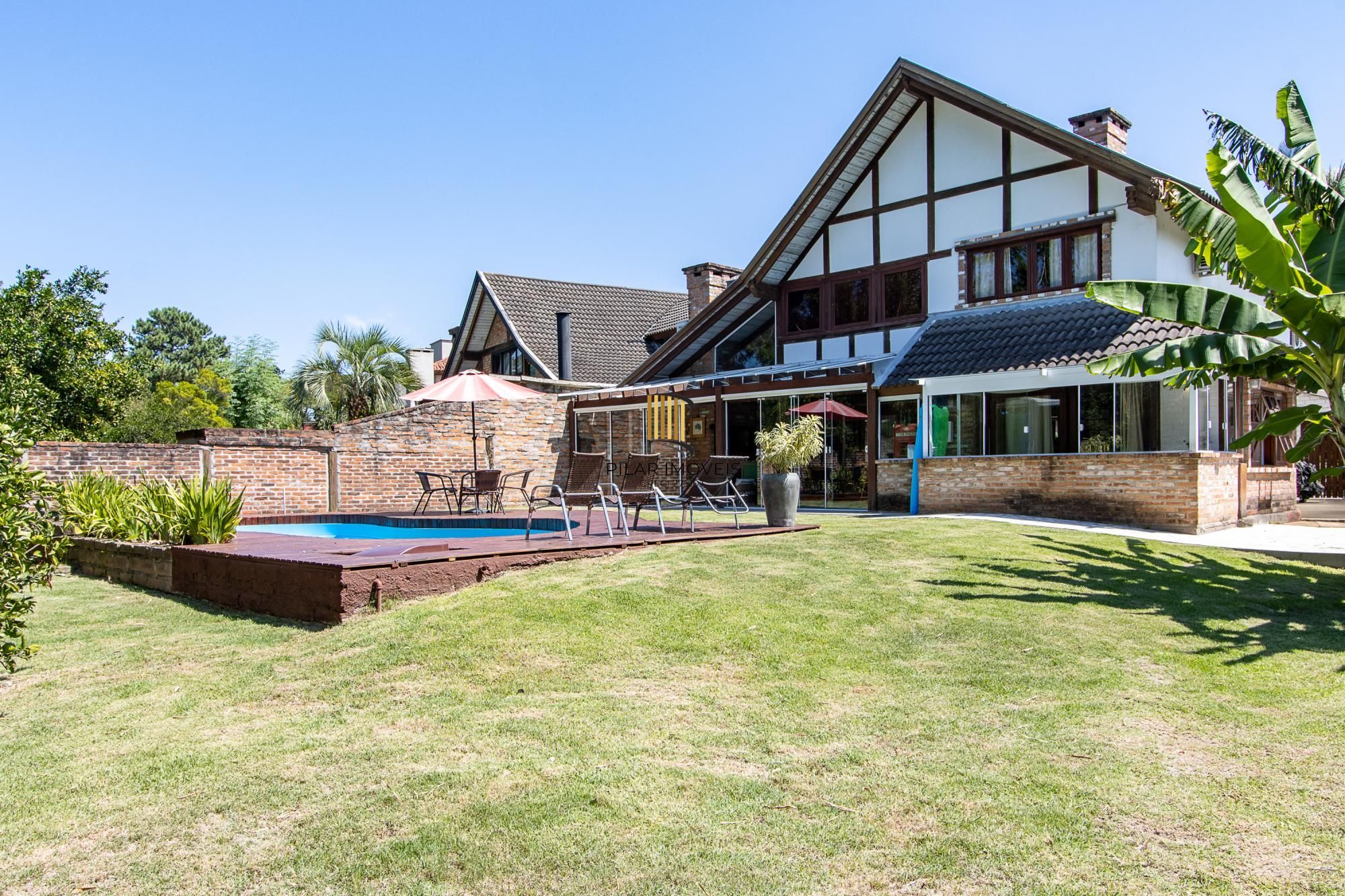 Casa 4 suites no Terra Ville, com home office, estar íntimo, 4 vagas e piscina.