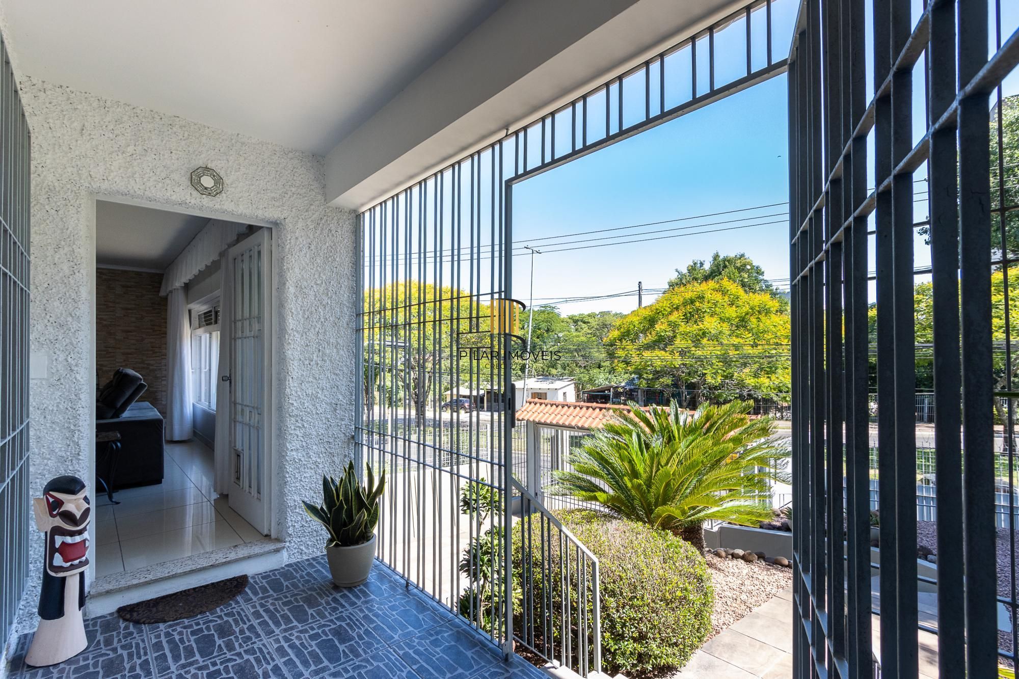 Casa de alvenaria, 4 dormitórios, 2 suítes, bairro Cristal.