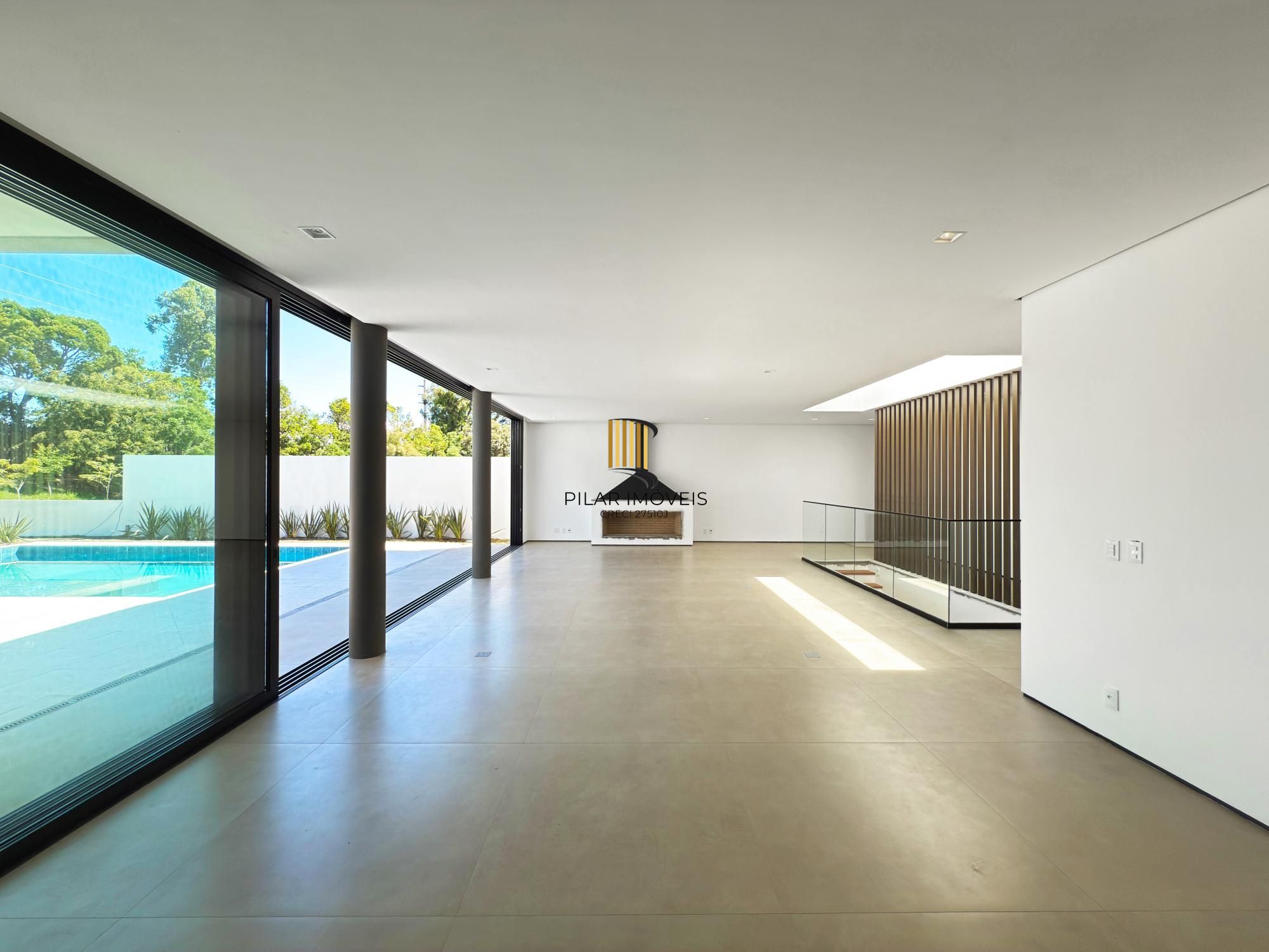 A casa conta com 434m2 de área construída, mas com um aproveitamento total dos 1.012m2 do lote