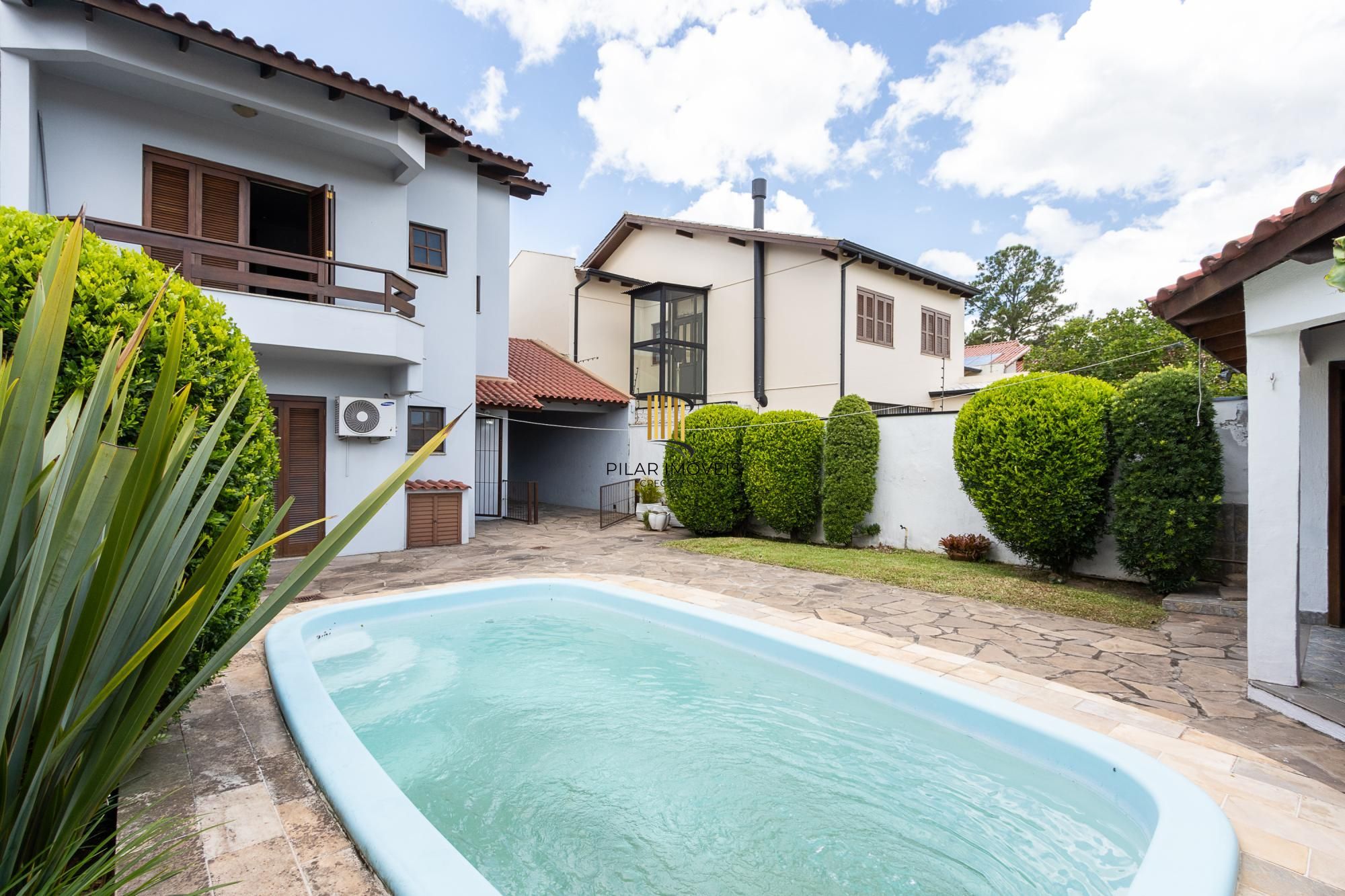Sobrado, 3 quartos, 2 vagas, pátio com piscina - Bairro Nonoai