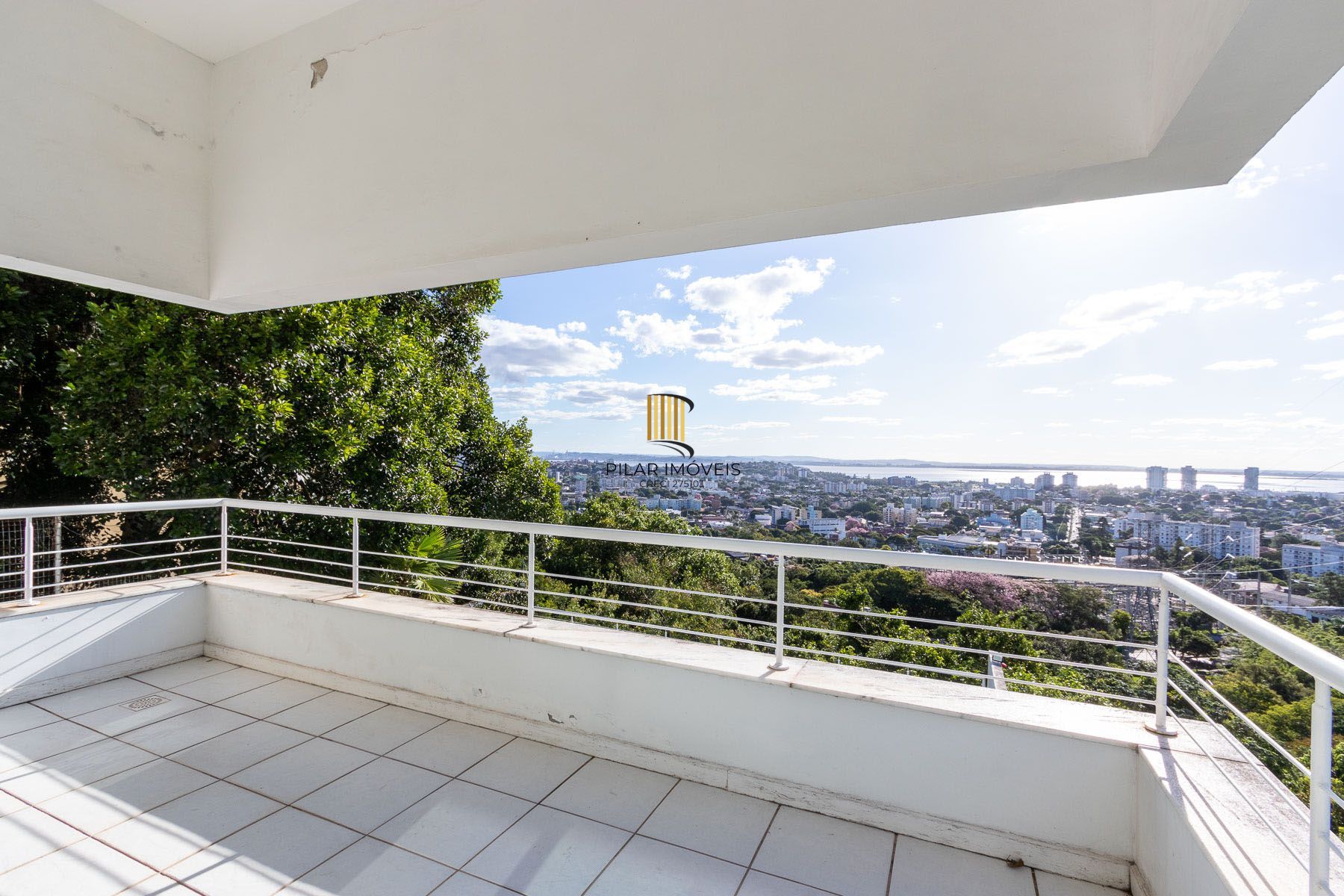 Casa para Venda - 470m², 3 dormitórios, sendo 1 suites, 6 vagas - Nonoai