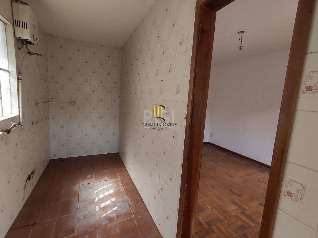 Casa à venda com 3 quartos, 1 vaga e pátio - Bairro Medianeira