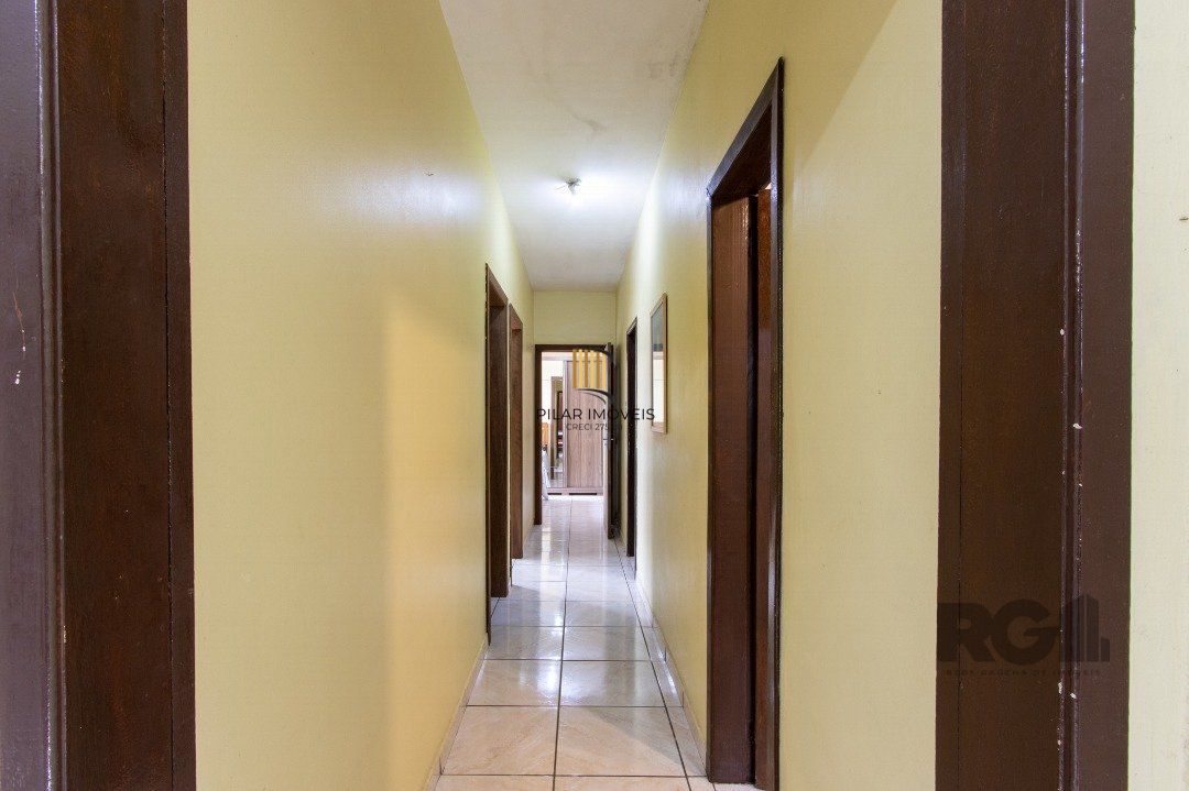Casa térrea, 3 quartos, 2 banheiros, com pátio no Bairro Cavalhada