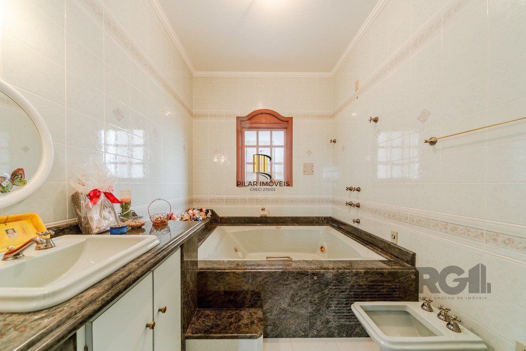Casa para Venda - 646m², 4 dormitórios, sendo 2 suites, 4 vagas - Jardim Isabel