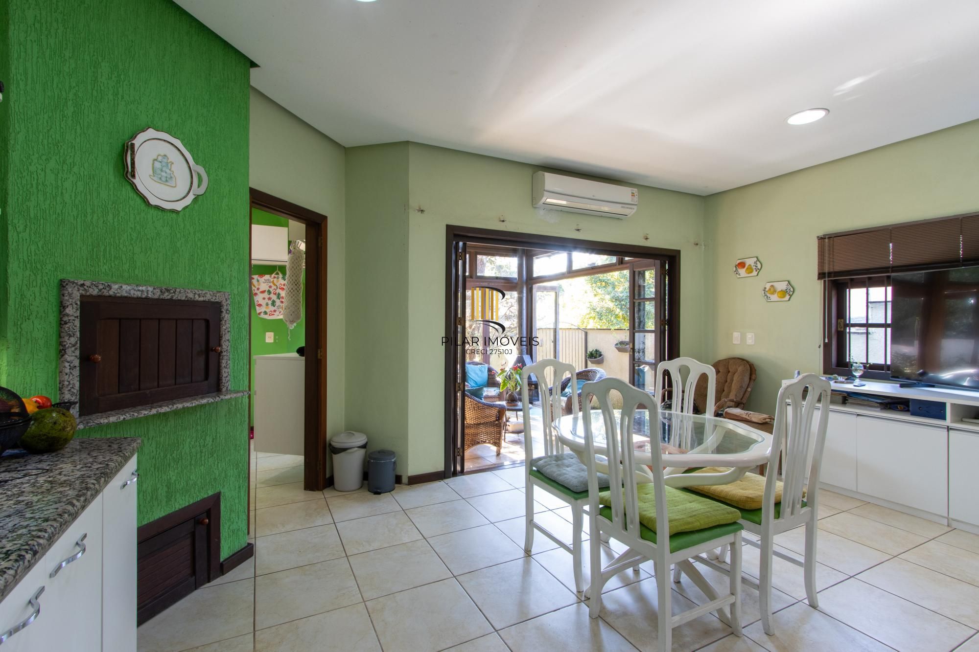 Casa com 3 quartos e 357m² à venda em Tristeza, Porto Alegre.