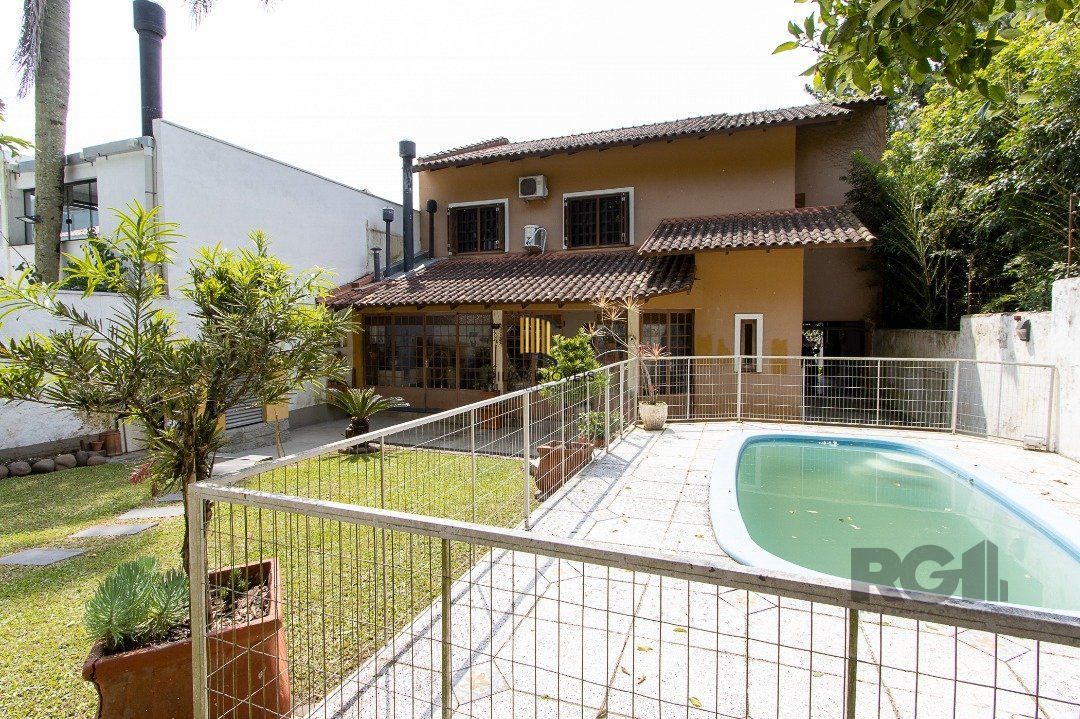Casa para Venda - 300m², 3 dormitórios, sendo 1 suites, 4 vagas - Nonoai