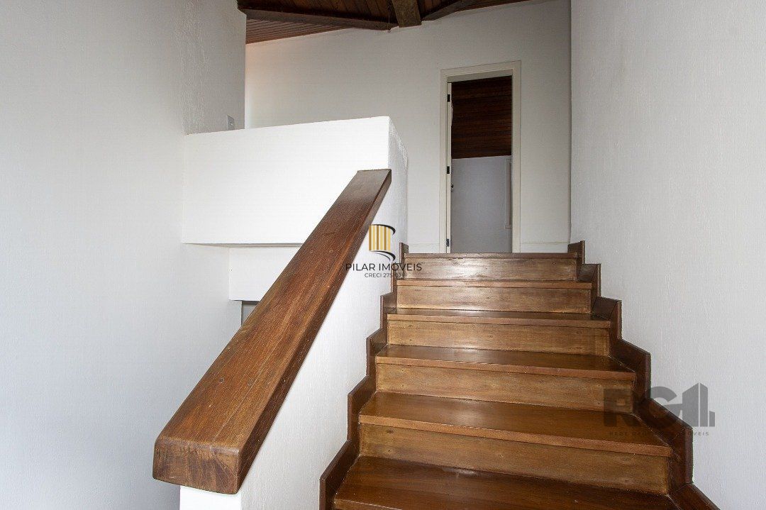 Casa Condomínio a Venda - 880m², 5 dormitórios, sendo 2 suítes, a master com lareira, 4 vagas - Cavalhada