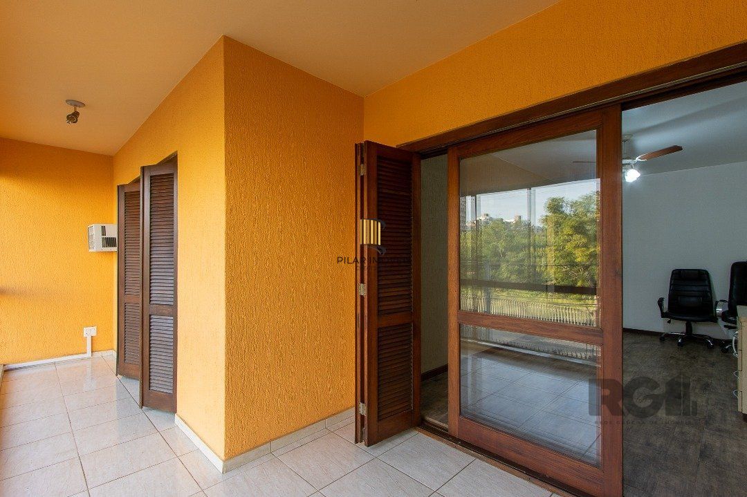 Casa 4 dormitórios no bairro Azenha