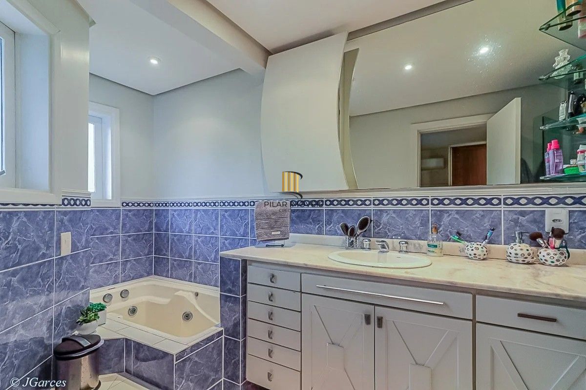 Casa em Condomínio à venda com 286m², 3 dormitórios, 1 suíte, 3 vagas, no bairro Jardim Isabel em Porto Alegre