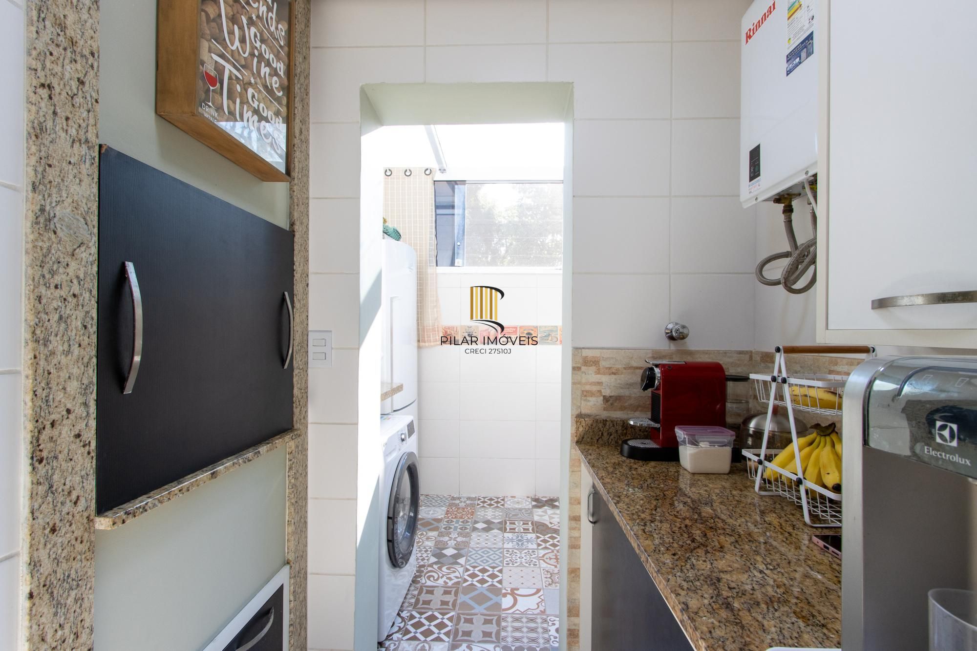 Casa em condomínio, com 3 quartos, com suíte, 2 vagas cobertas, churrasqueira, no Bairro Nonoai.