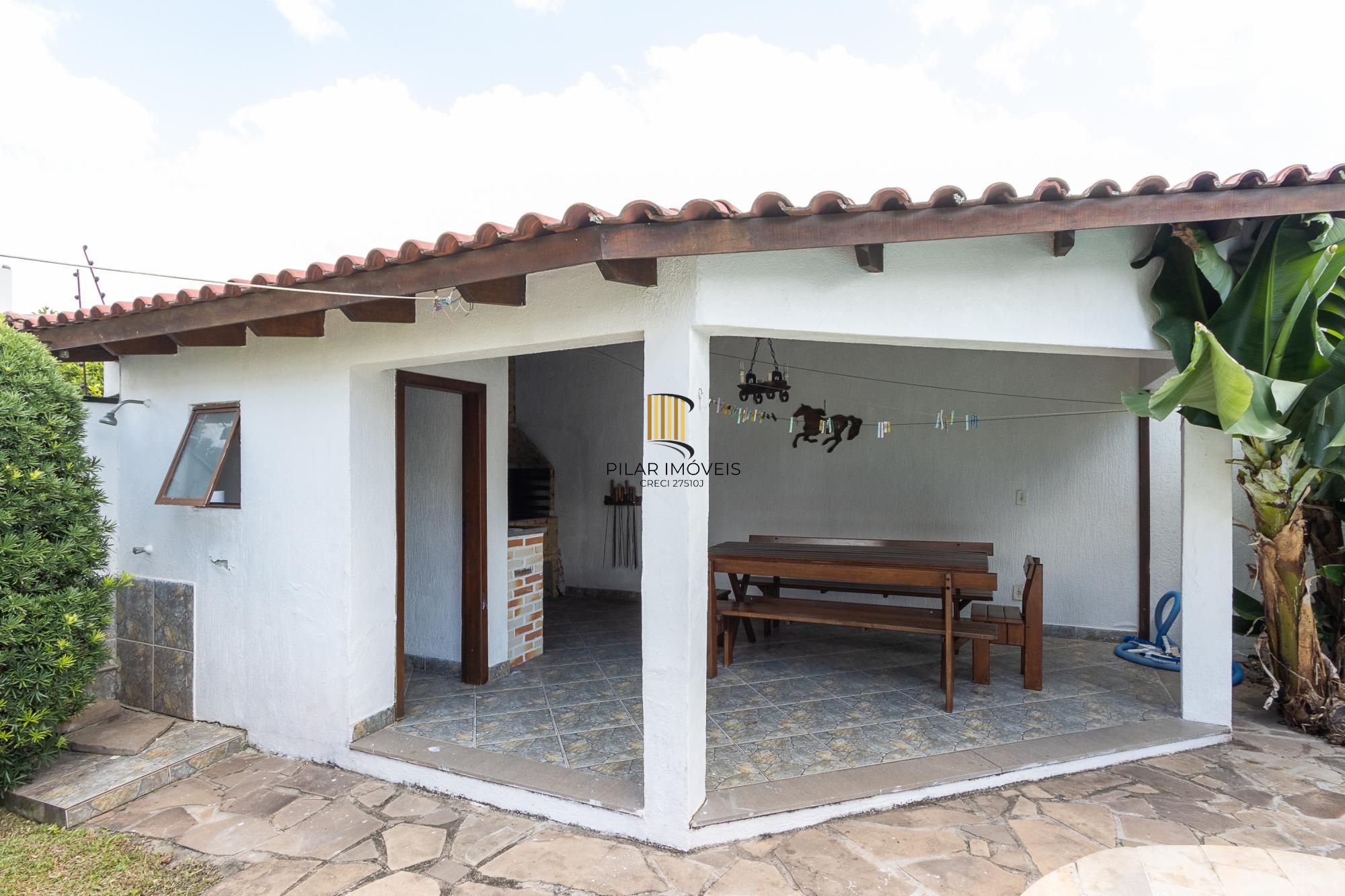 Sobrado, 3 quartos, 2 vagas, pátio com piscina - Bairro Nonoai