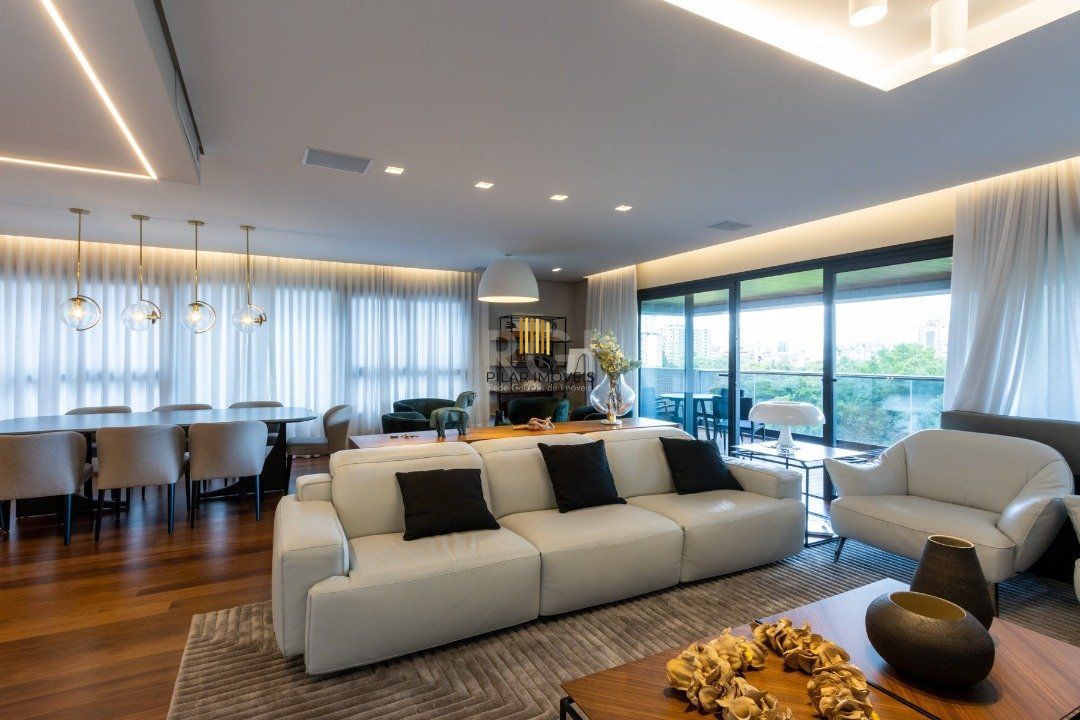 Apartamento mobiliado, com cerca de 256,42m² privativos e com 3 suítes,