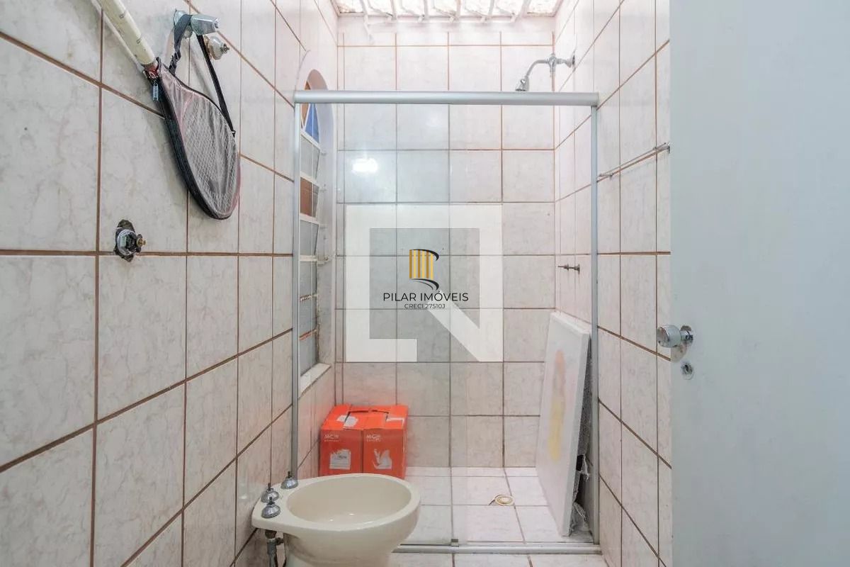 Casa á venda com 3 dormitórios no bairro Ipanema em Porto Alegre