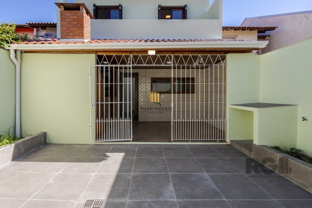 Casa 103m² - 3 dormitórios, 1 suíte, piscina, 2 vagas no bairro Hípica