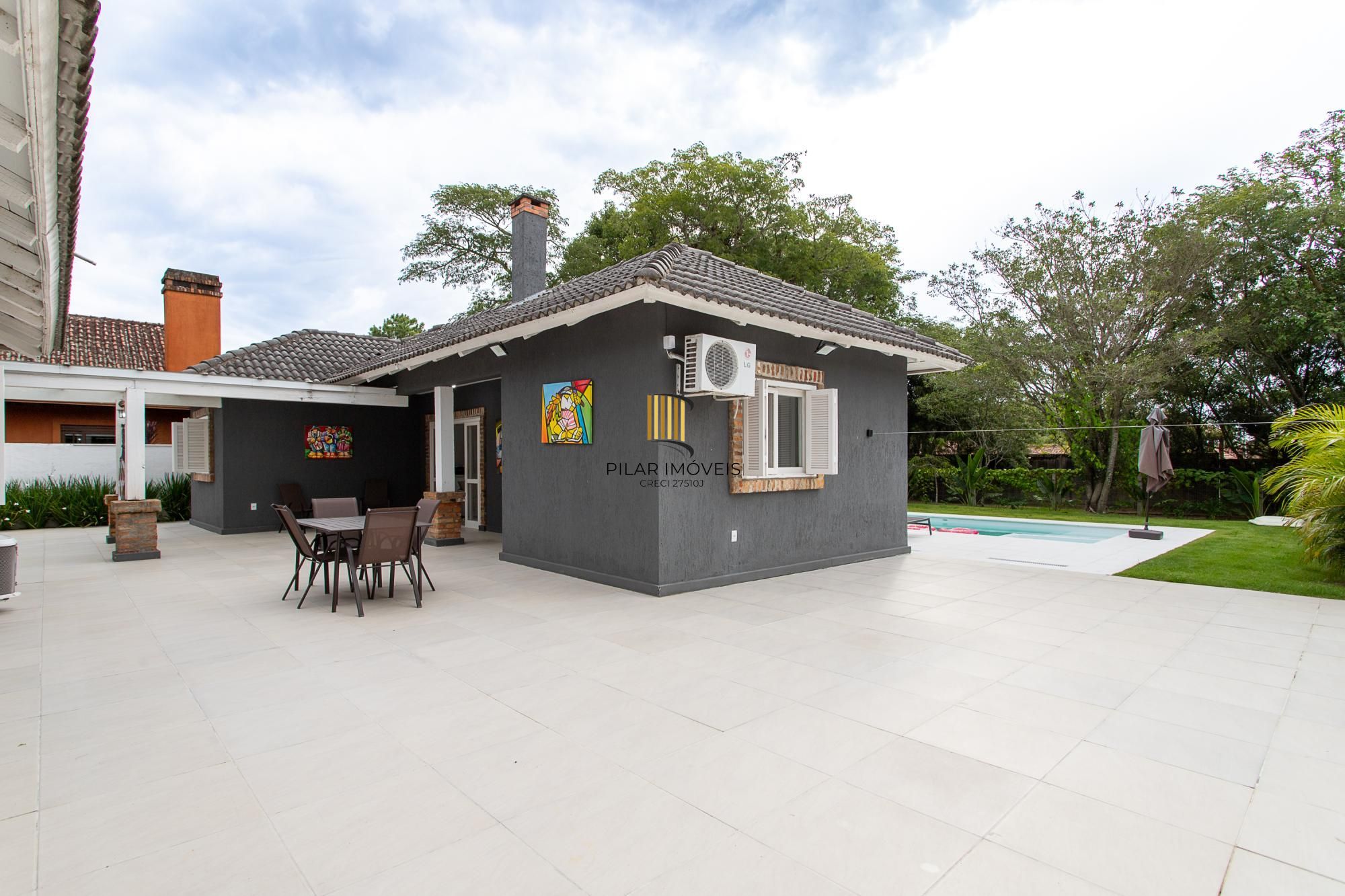 Casa térrea no Condominio Terra Ville, com patio e piscina.