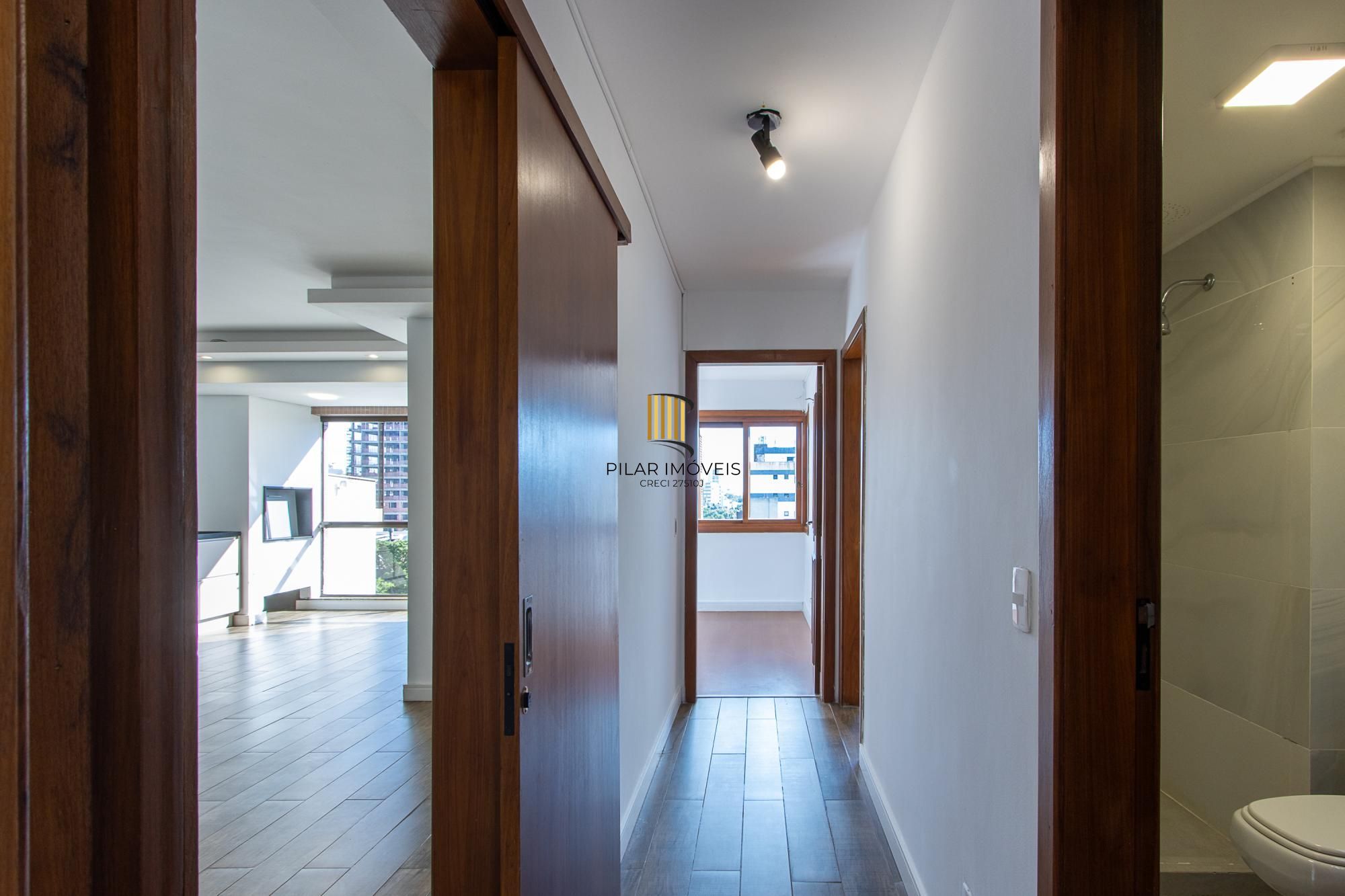 Apartamento com 114.02m², 3 dorm, Petrópolis com lareira e churrasqueira