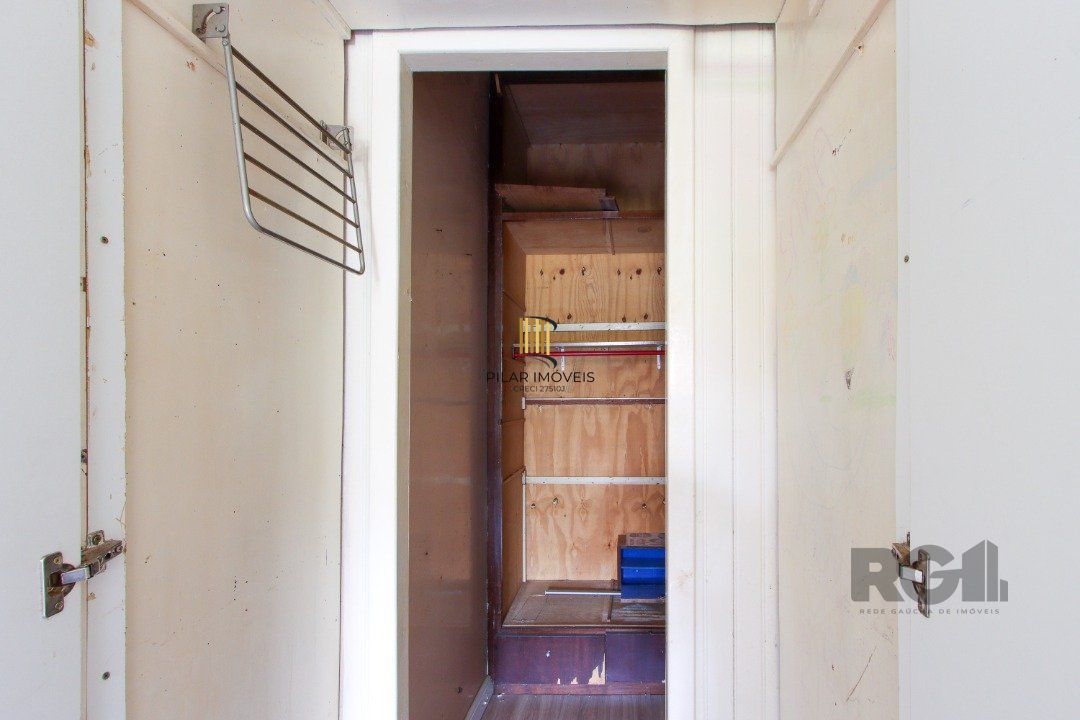 Casa mista com 4 dormitórios, 2 banheiros, 1 lavabo e 3 vagas a uma quadra da Av. Guaíba