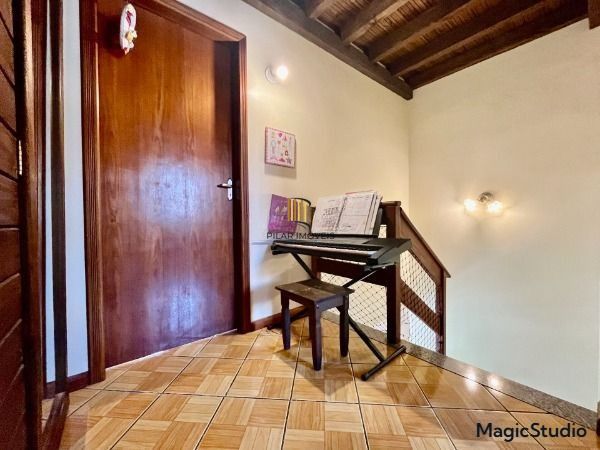 A casa possui 78m² de área construída, com um adicional de 20m²