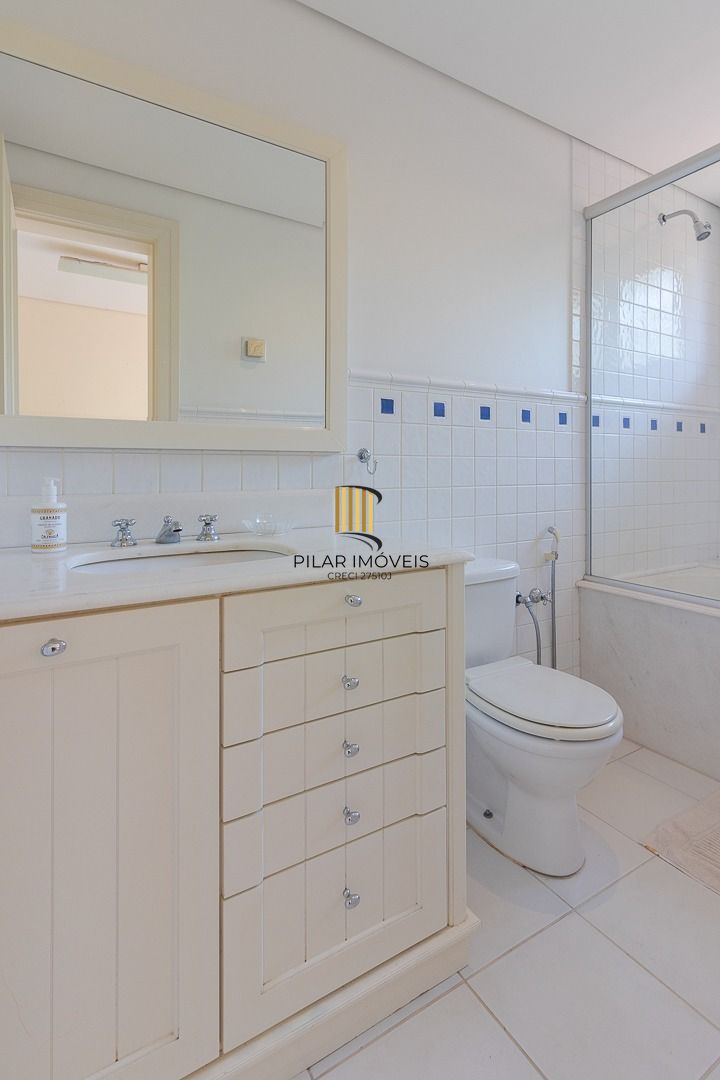 Casa em Condomínio com 487m² | 4 Dormitórios sendo 4 suítes, 3 vagas, no Bairro Três Figueiras, Porto Alegre