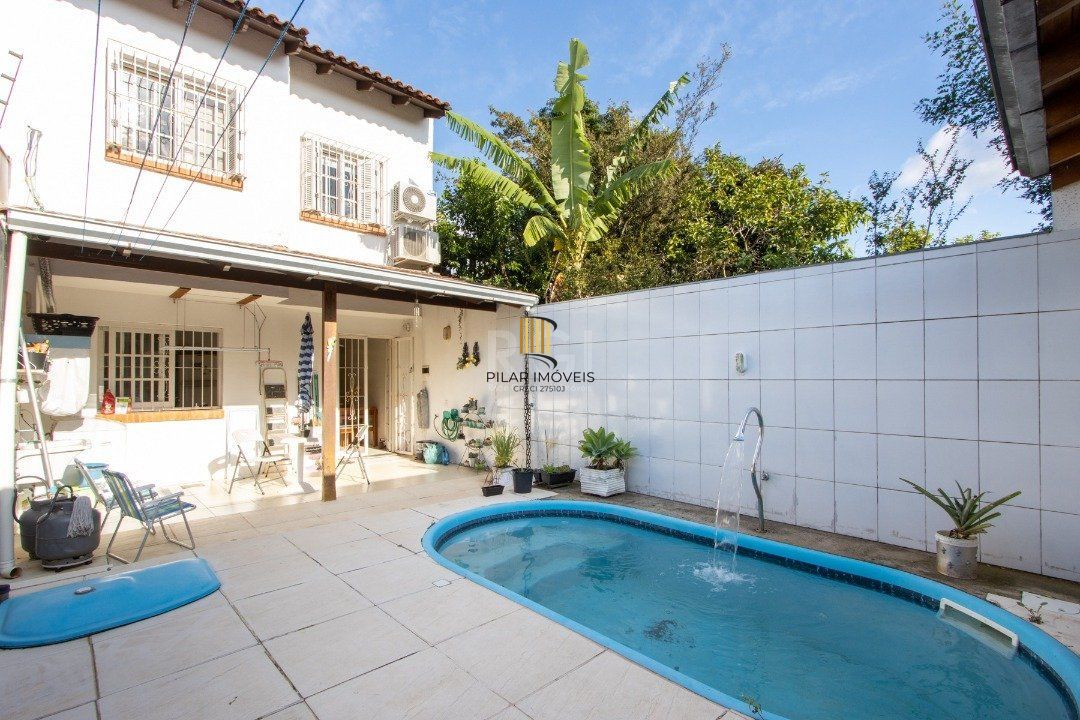 Casa 3 dormitórios no bairro Guarujá