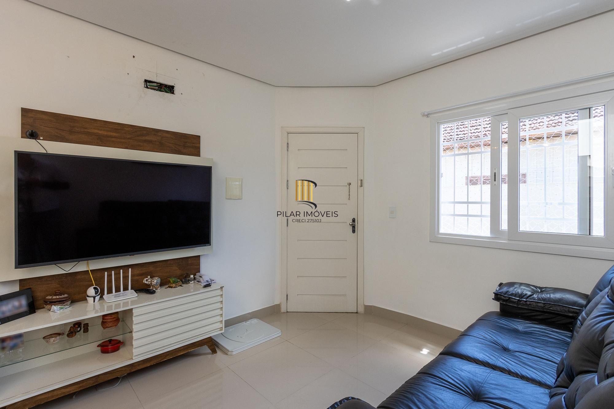 Linda  Casa em condomínio , localizada no bairro TRISTEZA, Zona Sul de PORTO ALEGRE..