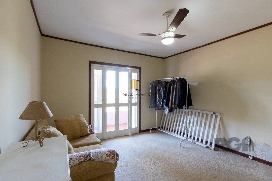 Casa com 4 quartos, suíte, churrasqueira, lareira, garagem coberta e lindo jardim.