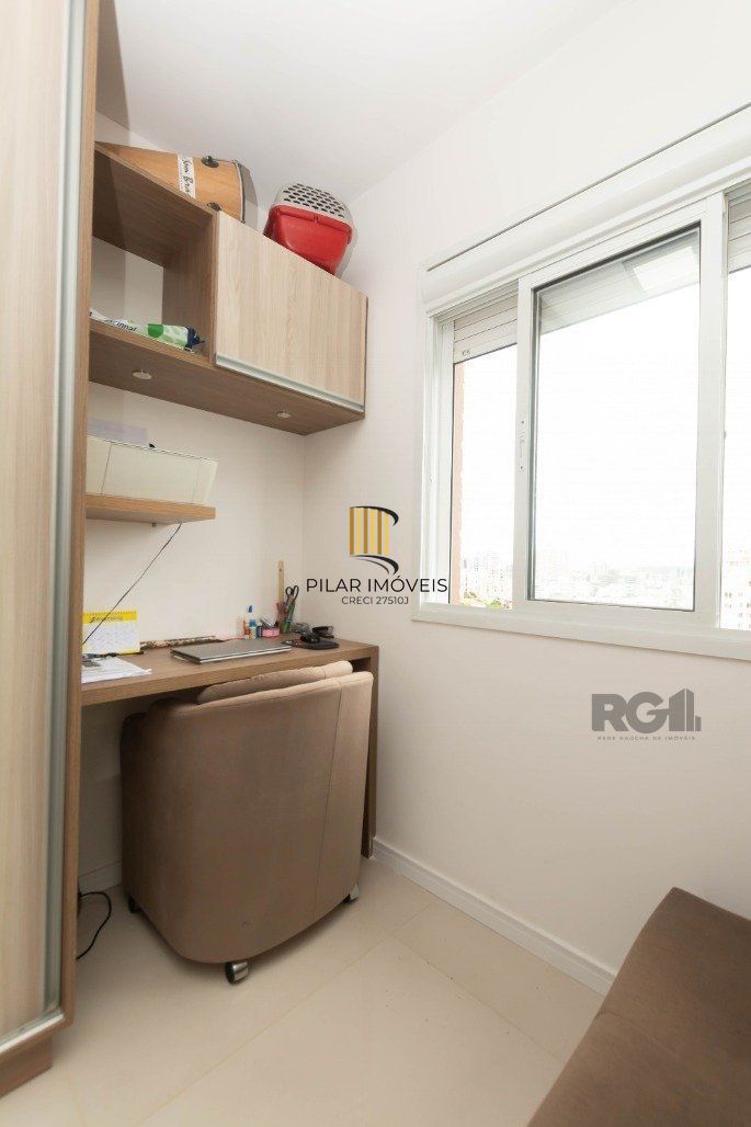Apartamento andar alto que possui 2 dormitórios, sendo 1 súite, living para 2 ambientes, cozinha mobiliada, banheiro auxiliar