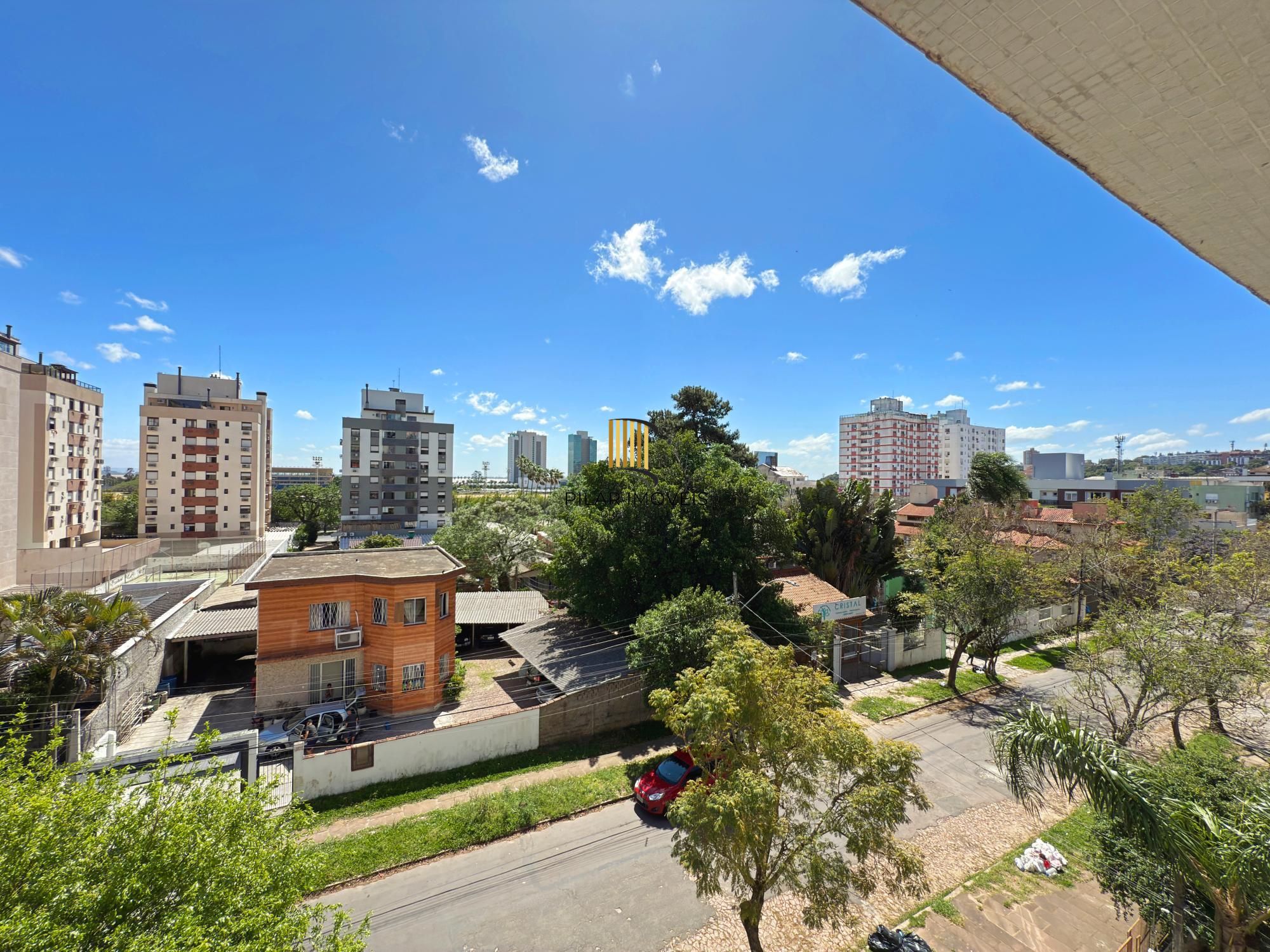 Apartamento 03 Suítes bairro Cristal, 88,97m² de área privativa, semimobiliada e 02 vagas de garagens cobertas.