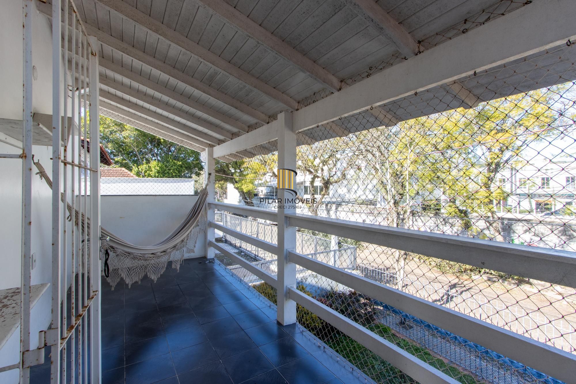 Casa 3 Dormitórios no Bairro Tristeza com 2 Vagas de Garagem